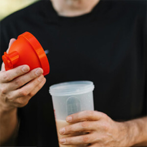 Homem segurando um shaker